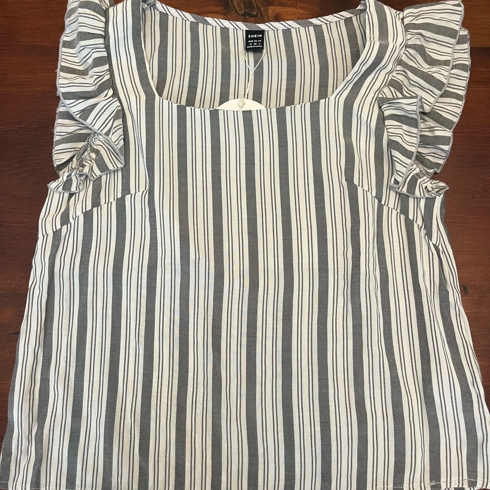 Women’s M Striped Gray Sleeveless Top